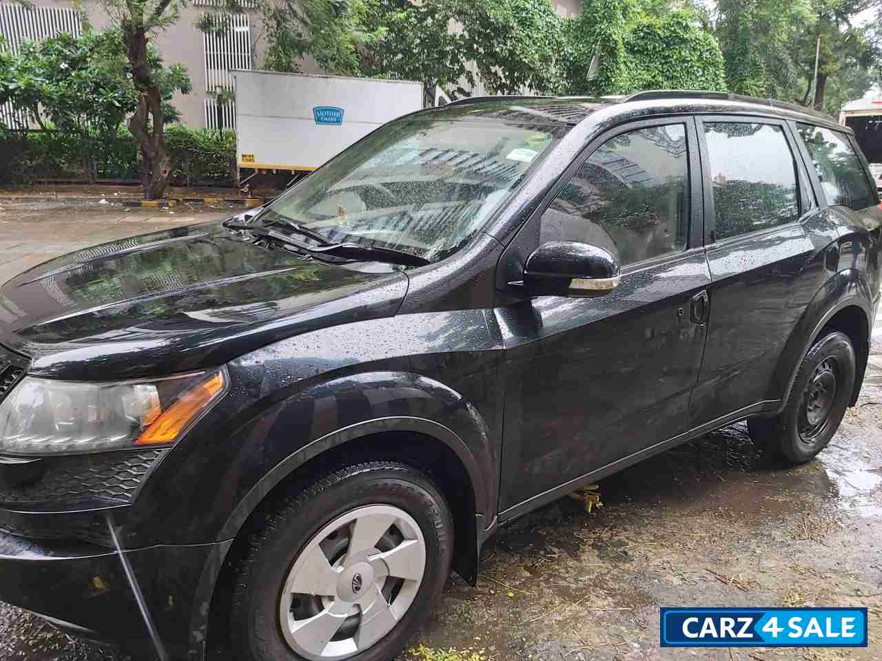 Black Mahindra XUV 500 W6 2WD