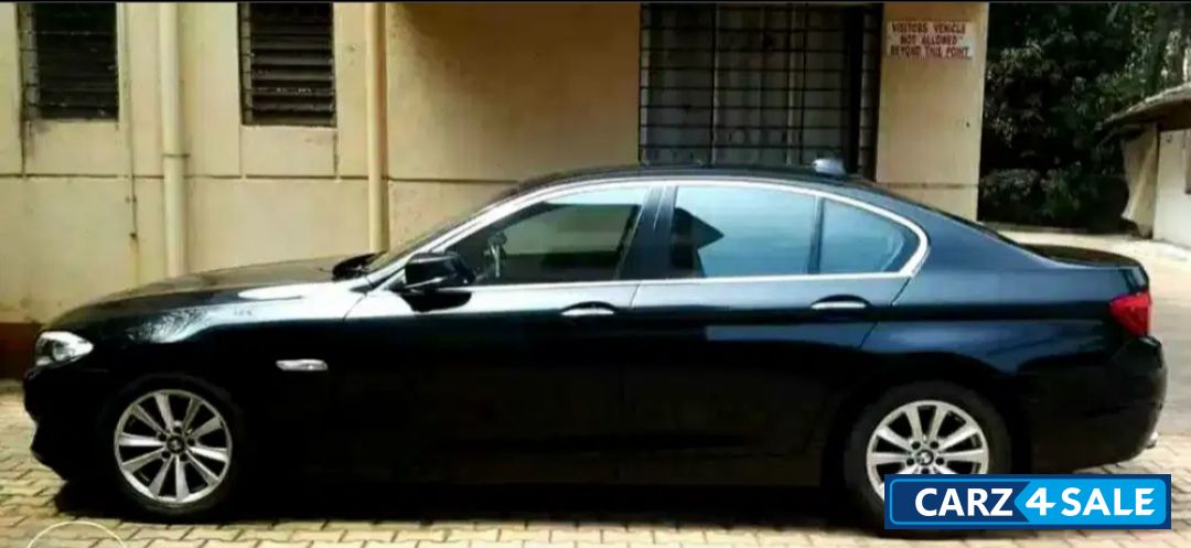 Black Sapphire Metallica BMW 5-Series 520d Luxury Line