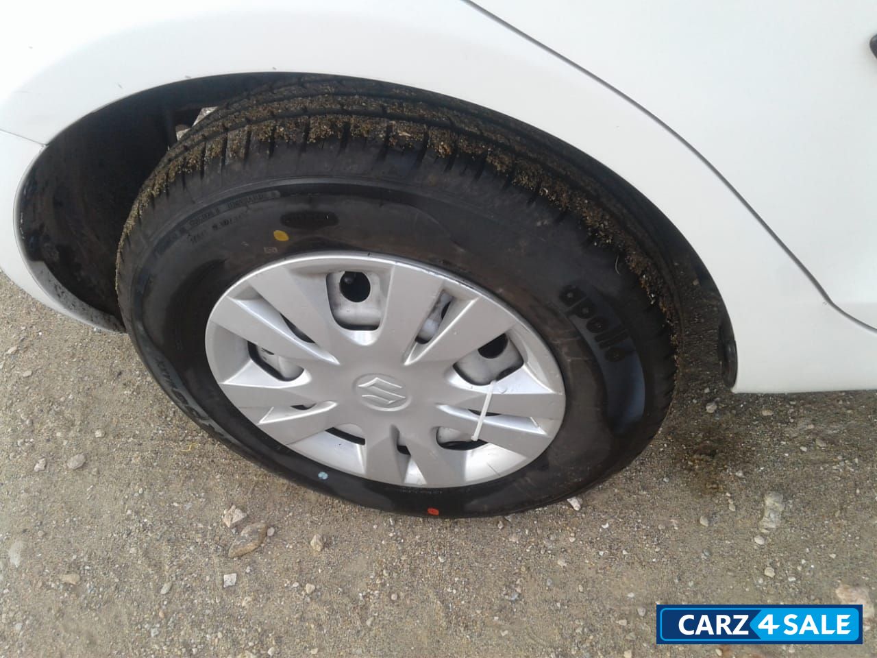 White Maruti Suzuki Swift LXI