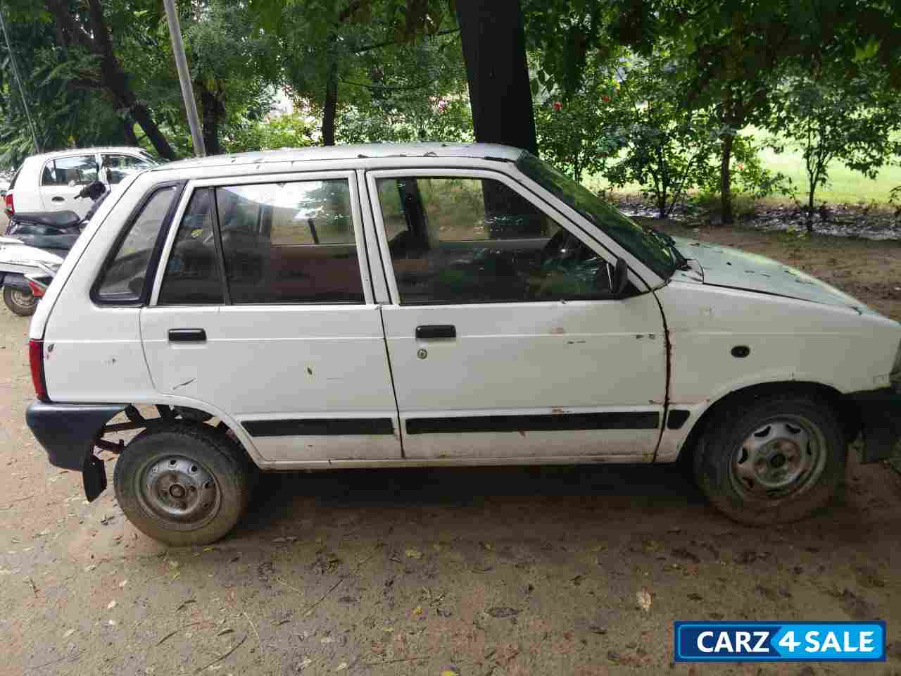 White Maruti Suzuki 800 Std