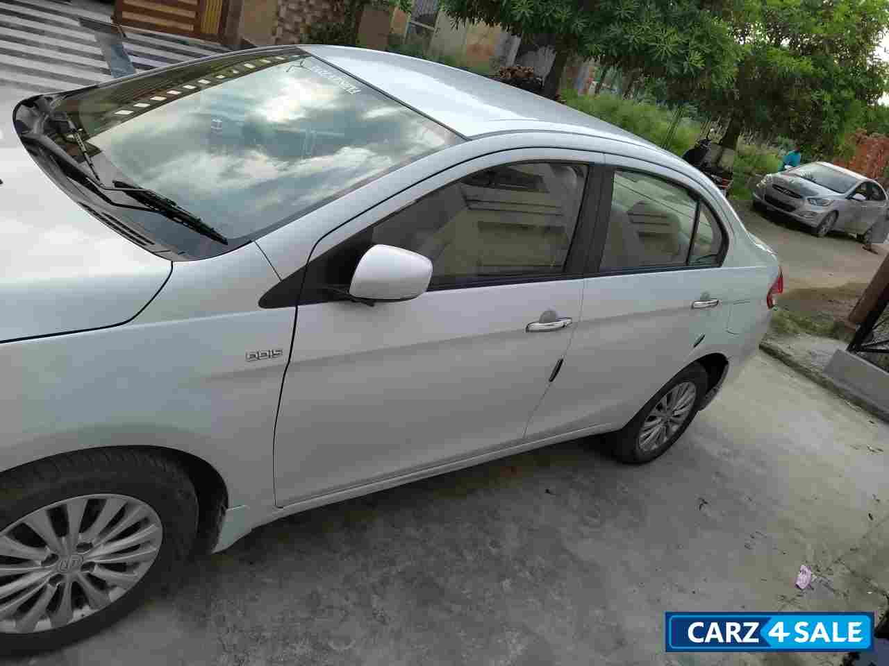 White Maruti Suzuki Ciaz ZDi