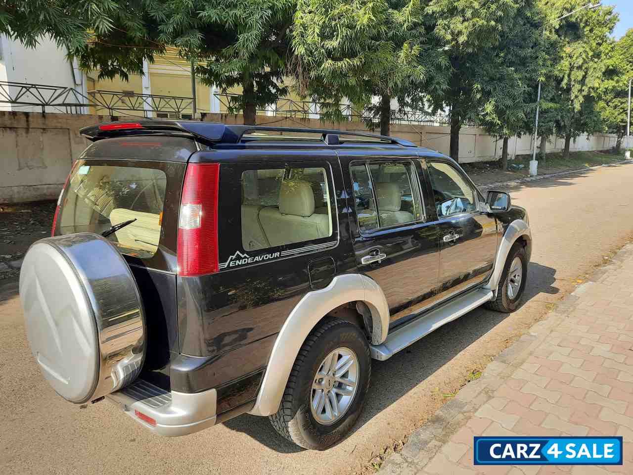 Panther Black Ford Endeavour 2.5L 4X2 MT Panther Black Ford Endeavour 2.5L 4X2 MT