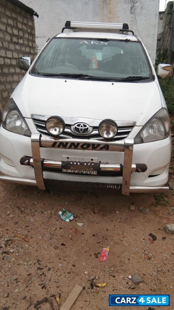 Toyota Innova 2.5 G 8 STR BS-III