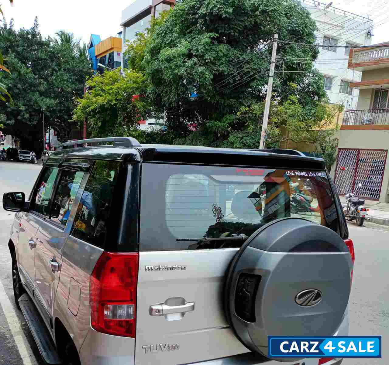 Silver Mahindra TUV300 T10 OPT 100HP N 2WD Diesel