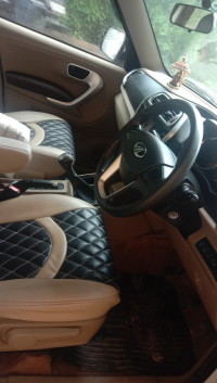 White Mahindra TUV300 T8 mHAWK100