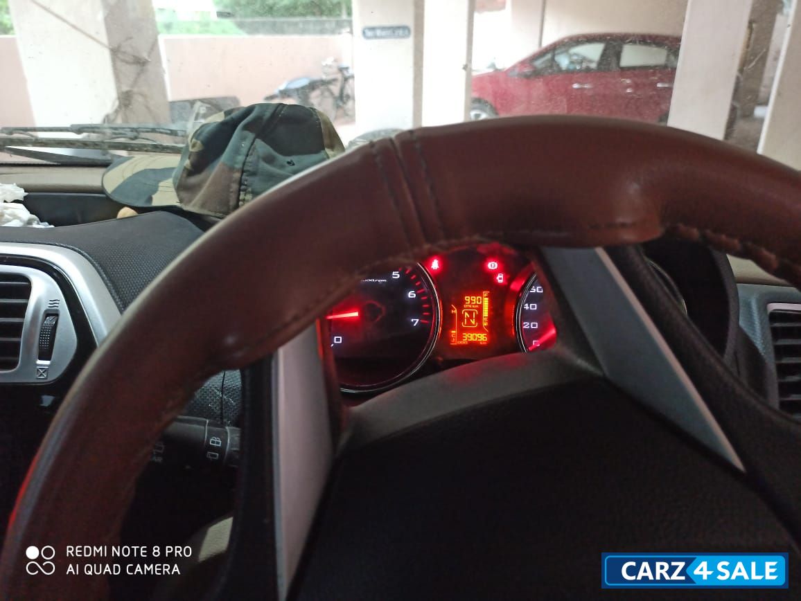 Mahindra TUV300 T8 Mahindra TUV300 T8