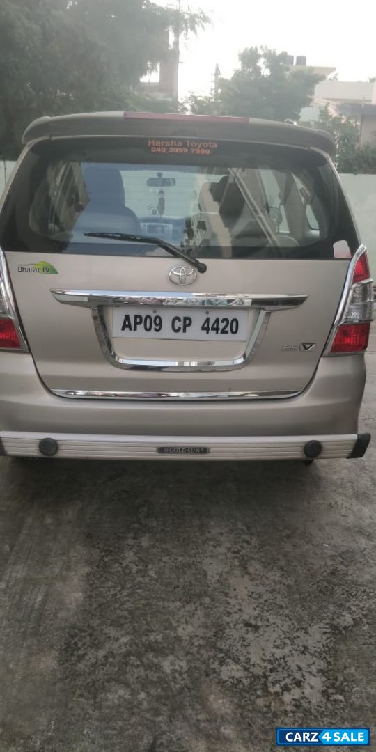 Silver Toyota Innova 2.5 V 7 STR