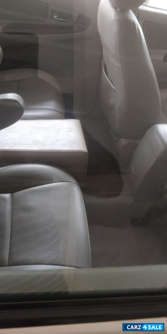 Silver Toyota Innova 2.5 V 7 STR