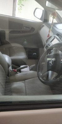 Silver Toyota Innova 2.5 V 7 STR