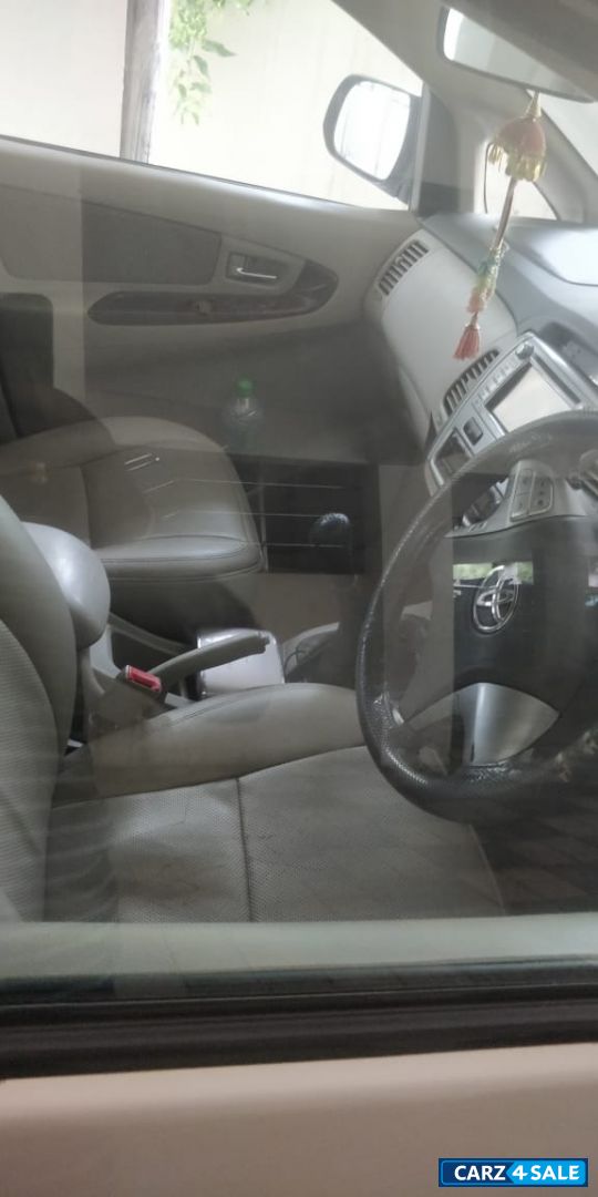 Silver Toyota Innova 2.5 V 7 STR
