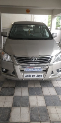 Silver Toyota Innova 2.5 V 7 STR