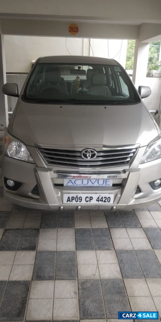 Silver Toyota Innova 2.5 V 7 STR