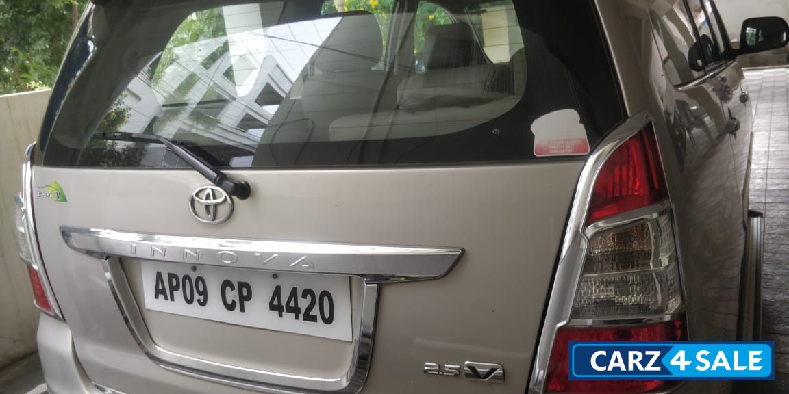 Silver Toyota Innova 2.5 V 7 STR