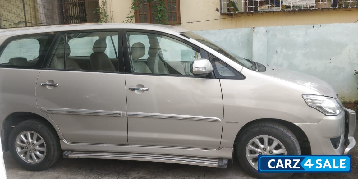 Silver Toyota Innova 2.5 V 7 STR