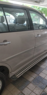 Silver Toyota Innova 2.5 V 7 STR