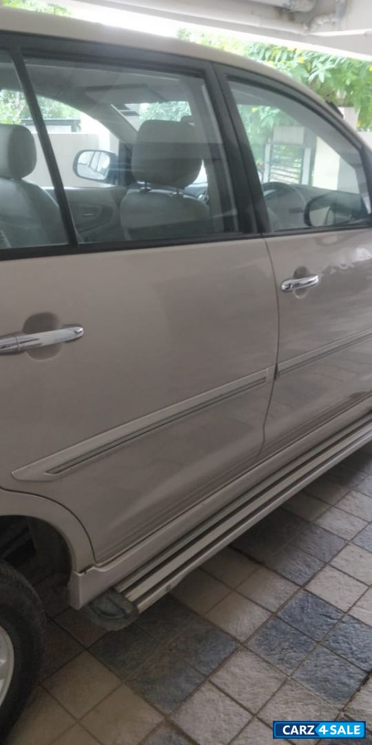 Silver Toyota Innova 2.5 V 7 STR