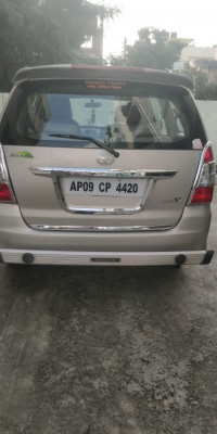 Silver Toyota Innova 2.5 V 7 STR