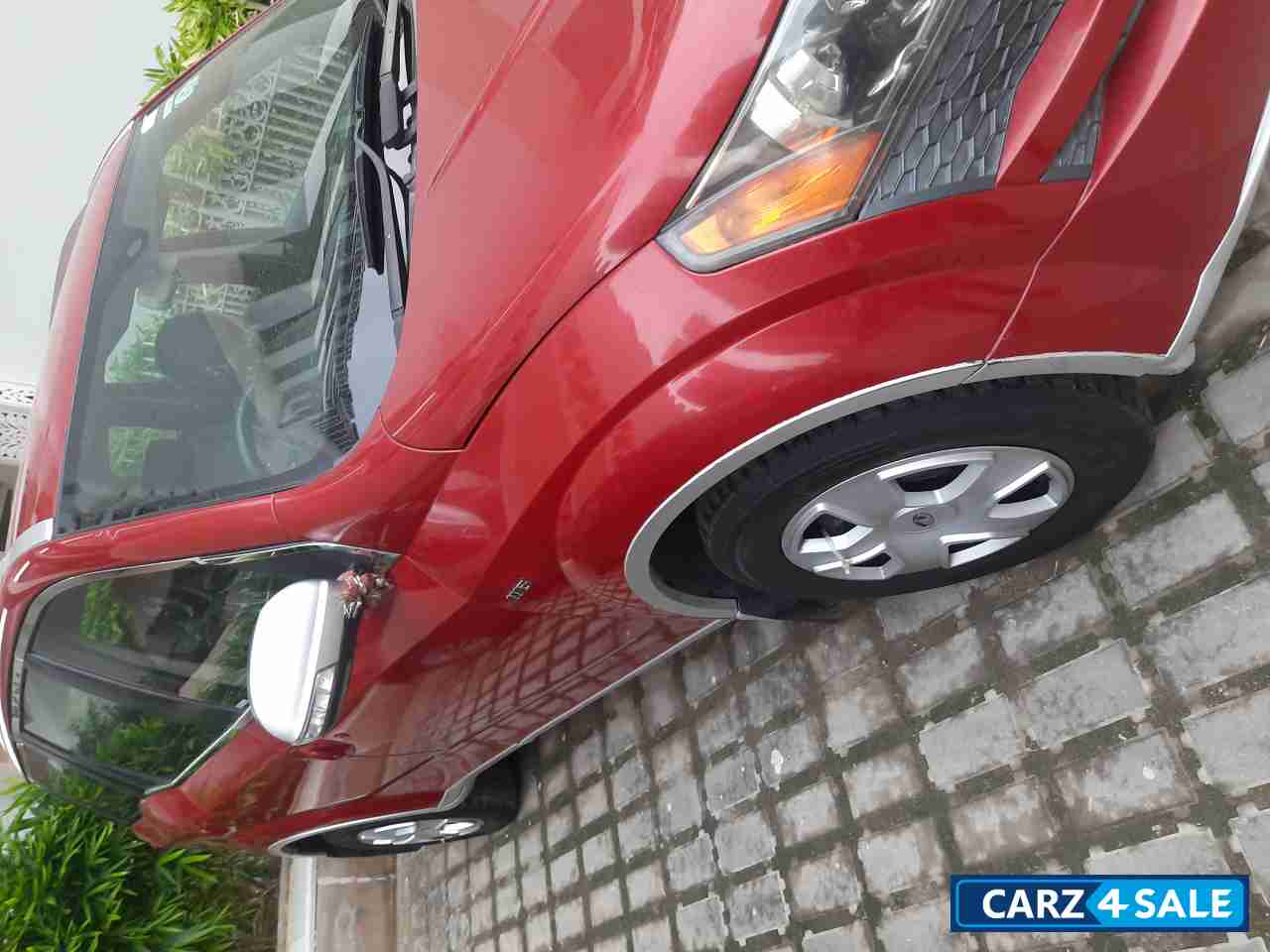 Maroon Red Mahindra XUV 500 W6 2WD