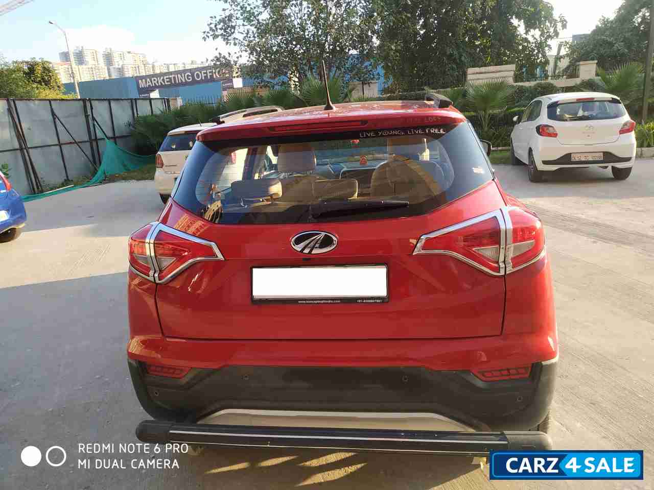 Mahindra XUV300 W8 P 2WD Petrol