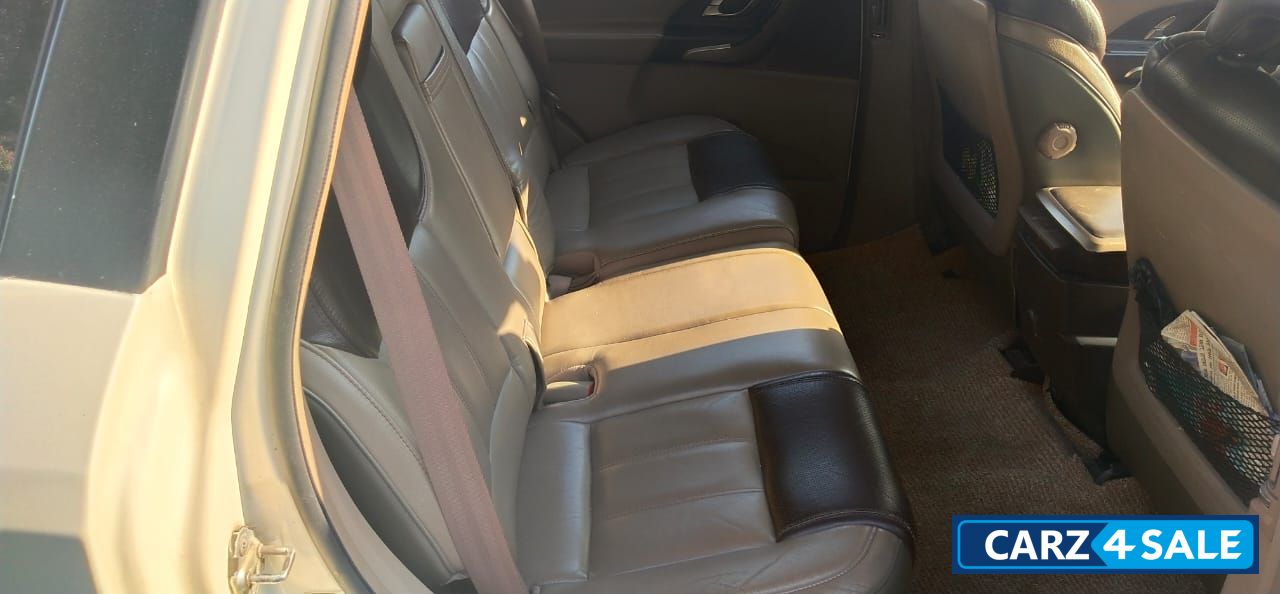 White Mahindra XUV 500 W8 4WD