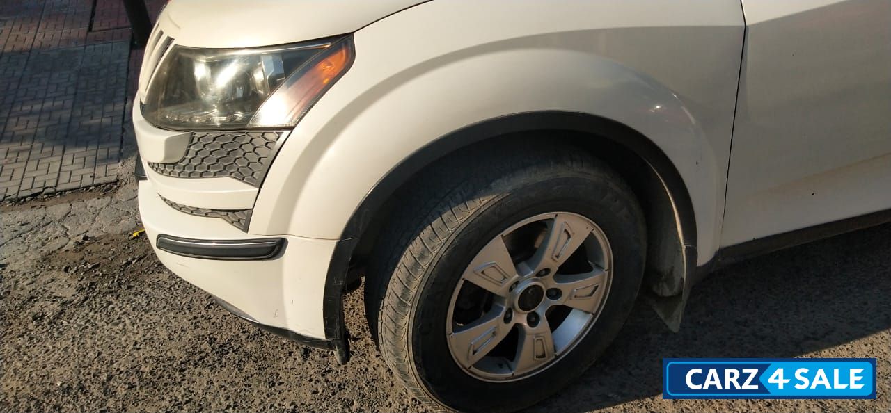 White Mahindra XUV 500 W8 4WD