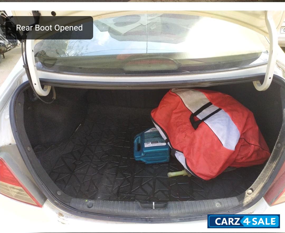 White Hyundai Verna Petrol White Hyundai Verna Petrol