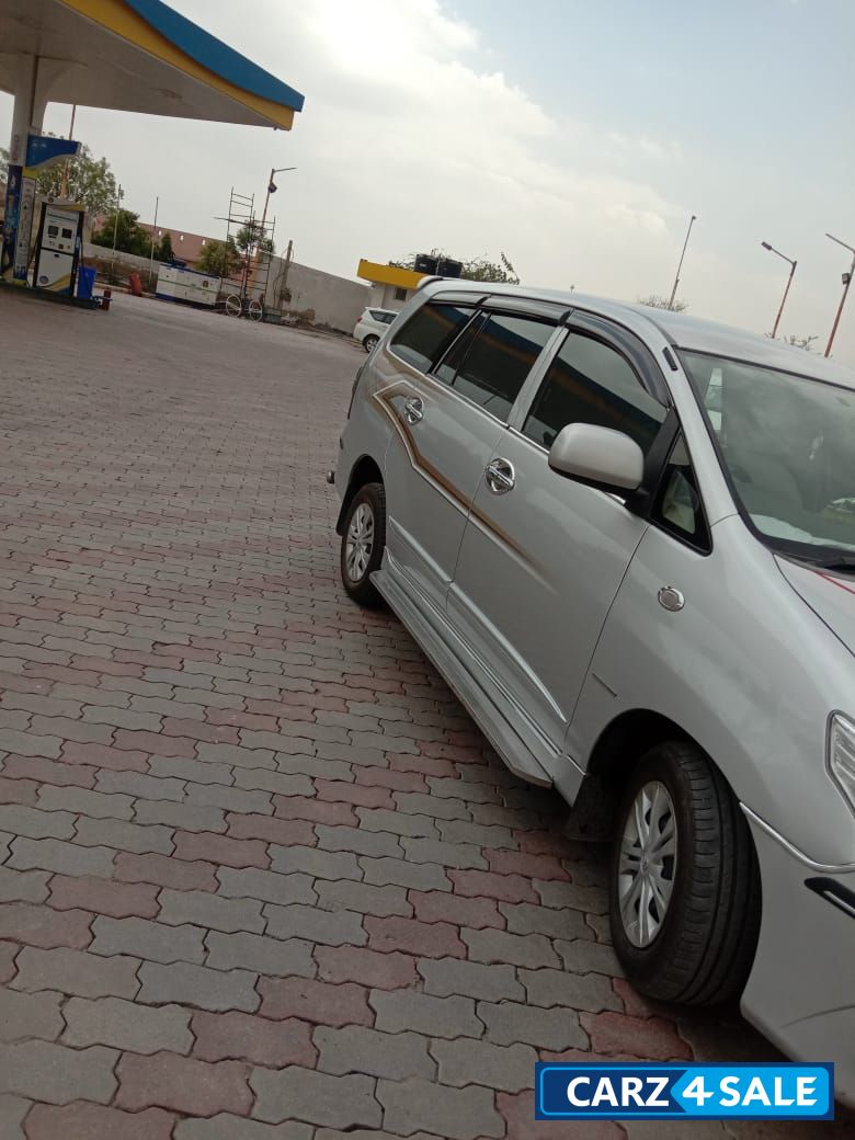 Toyota Innova 2.5 G 7 STR BS-IV