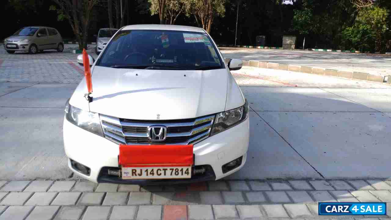 T White Honda City V MT AVN