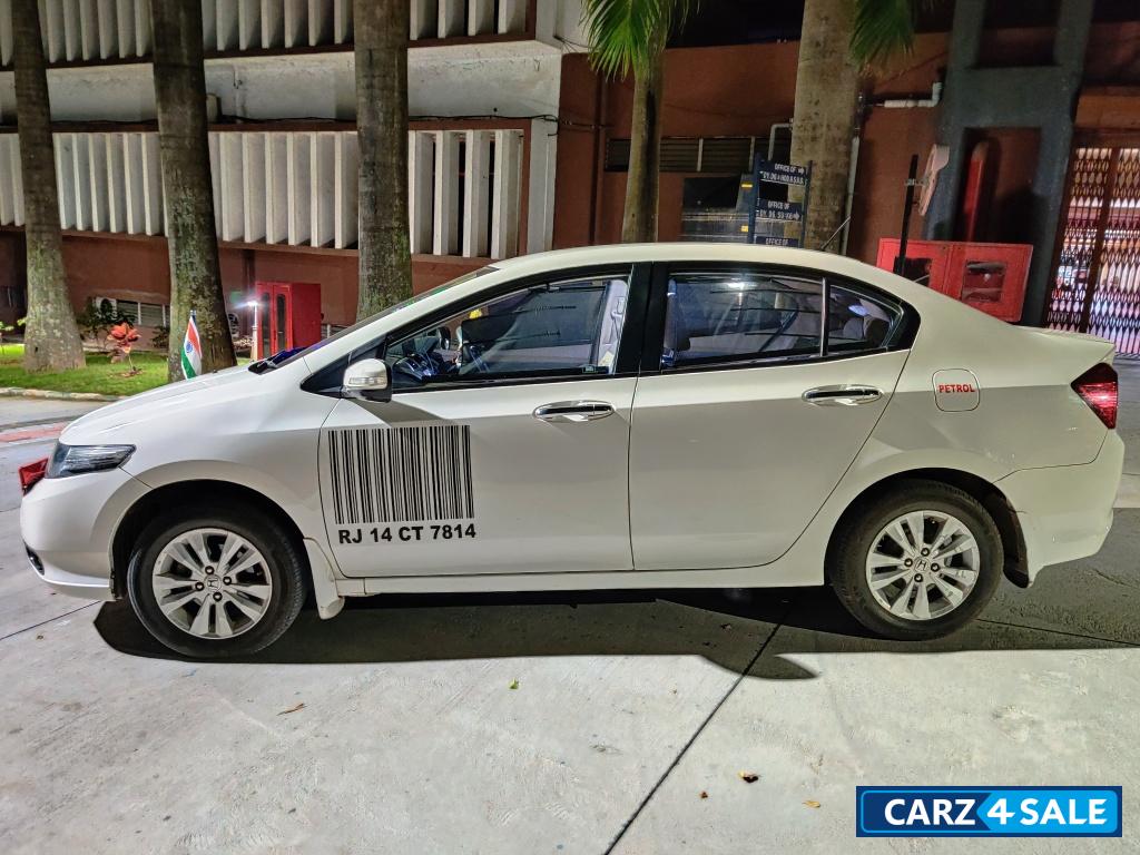 T White Honda City V MT AVN