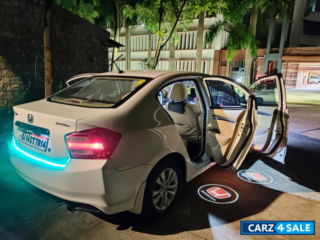 T White Honda City V MT AVN