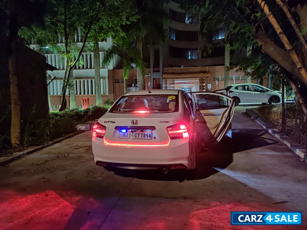 T White Honda City V MT AVN