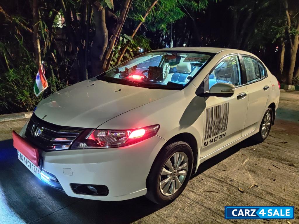 T White Honda City V MT AVN