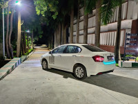 T White Honda City V MT AVN