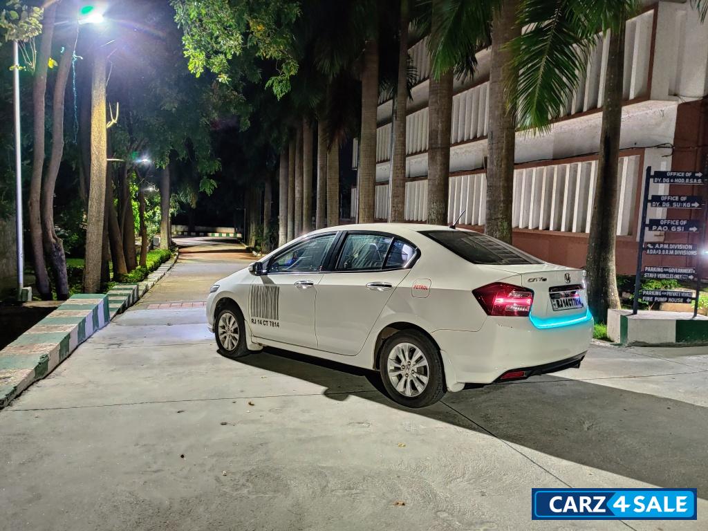 T White Honda City V MT AVN