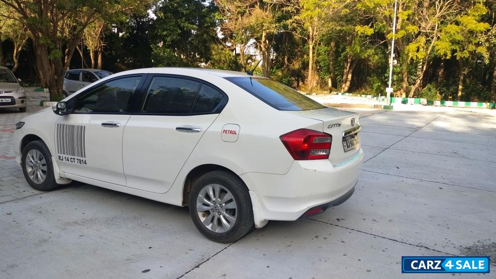 T White Honda City V MT AVN