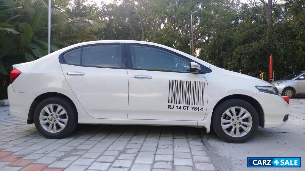 T White Honda City V MT AVN