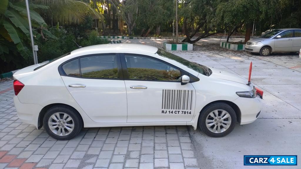 T White Honda City V MT AVN