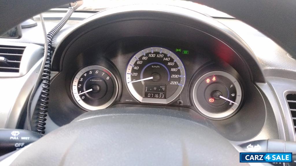 T White Honda City V MT AVN