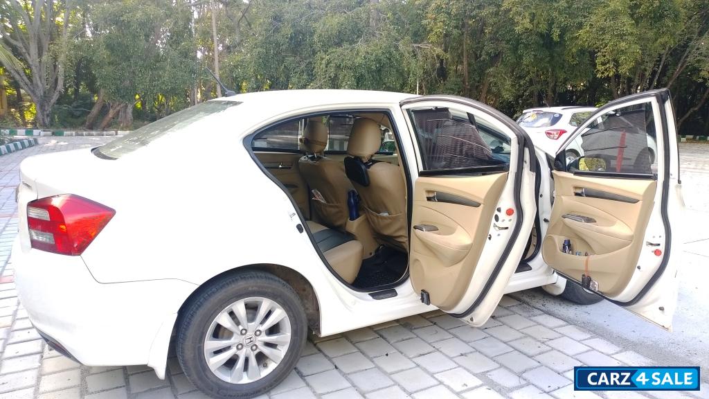 T White Honda City V MT AVN