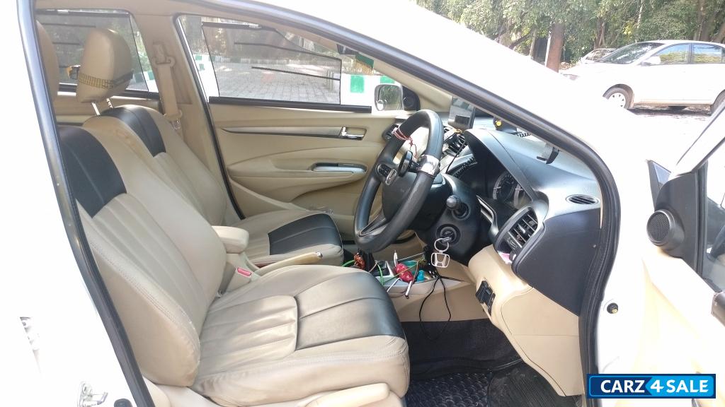 T White Honda City V MT AVN