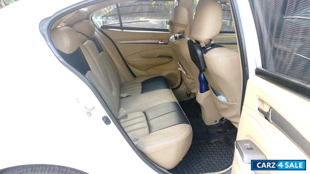 T White Honda City V MT AVN