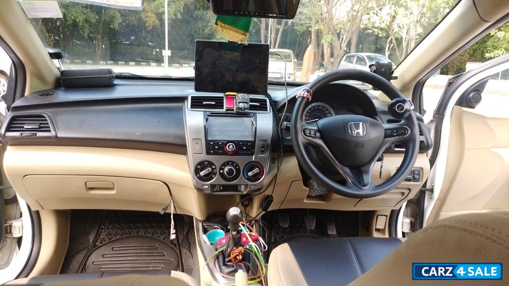 T White Honda City V MT AVN