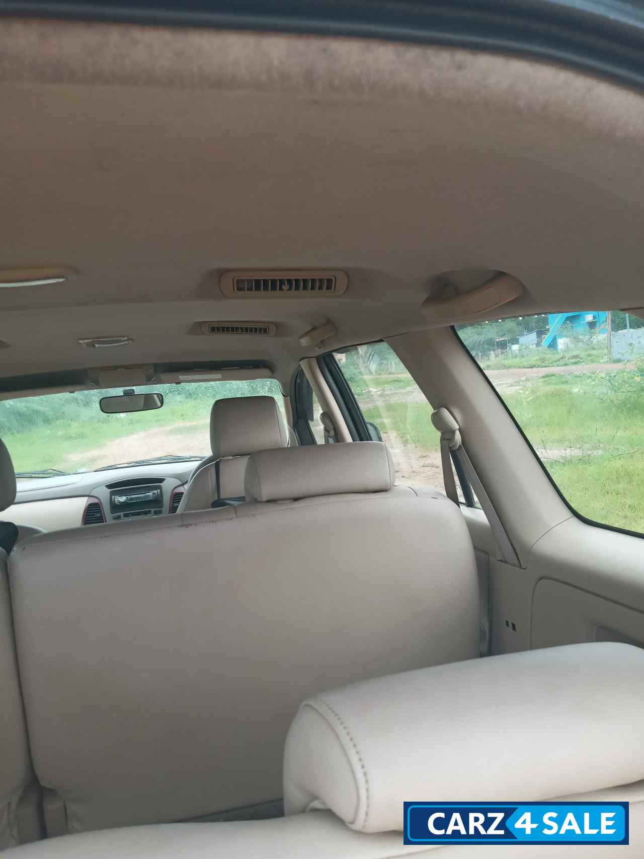 Black Toyota Innova 2.5 V 8 STR