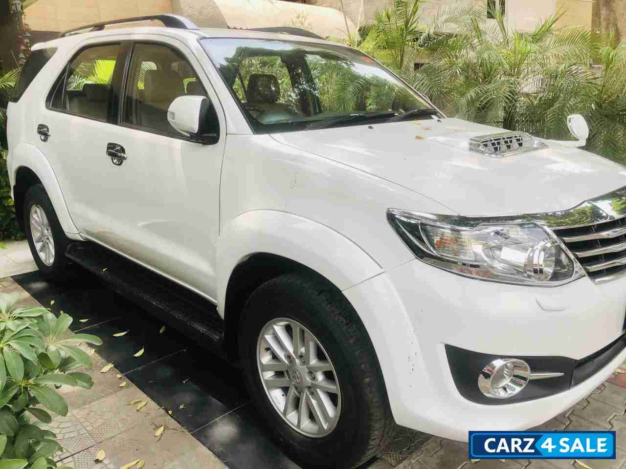 White Toyota Fortuner 3.0 4x2 AT White Toyota Fortuner 3.0 4x2 AT