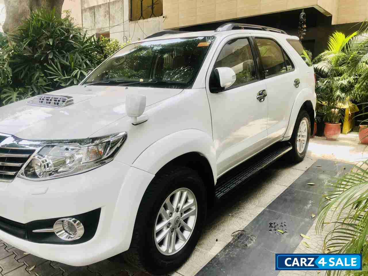 White Toyota Fortuner 3.0 4x2 AT White Toyota Fortuner 3.0 4x2 AT