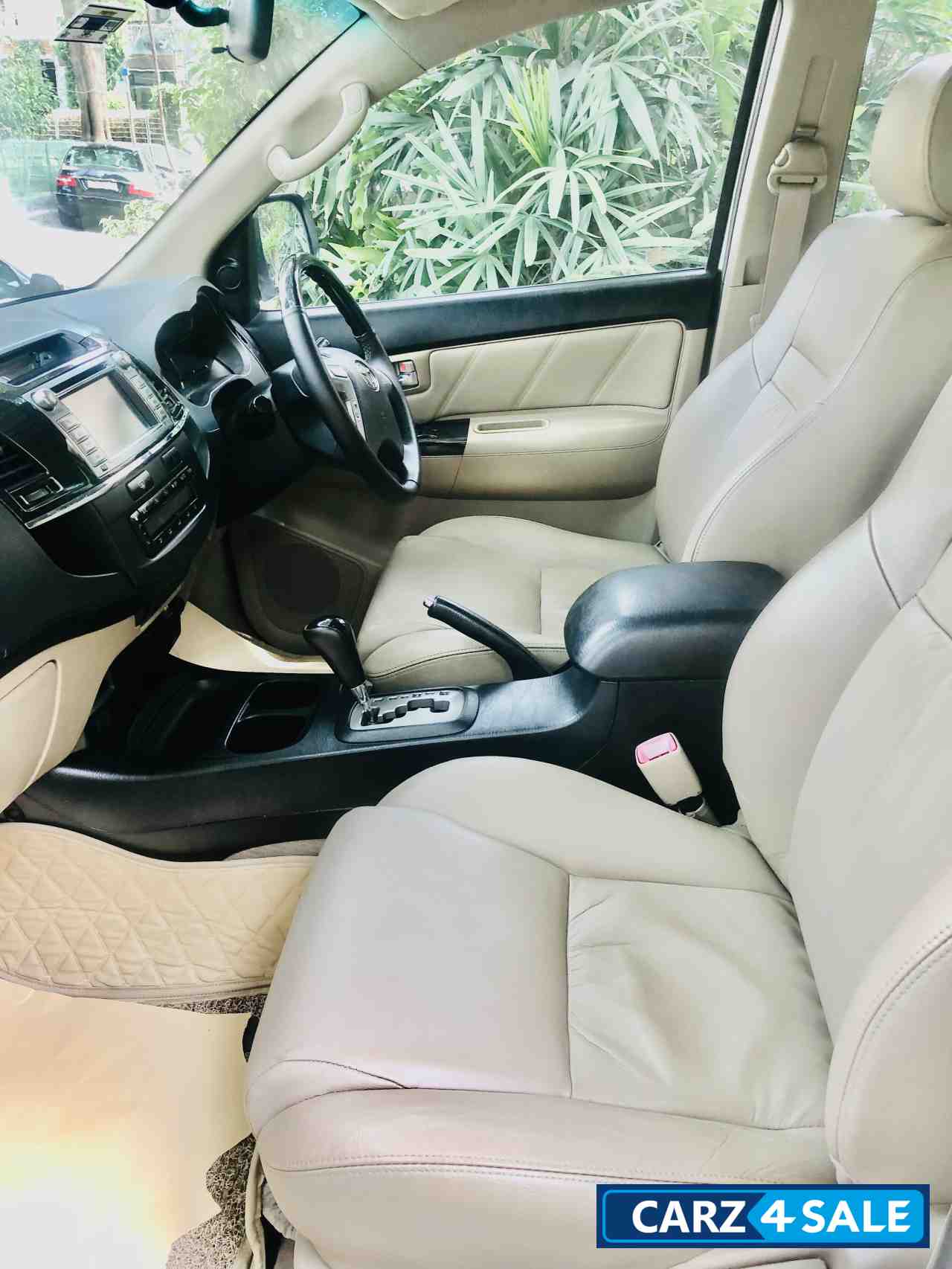 White Toyota Fortuner 3.0 4x2 AT White Toyota Fortuner 3.0 4x2 AT