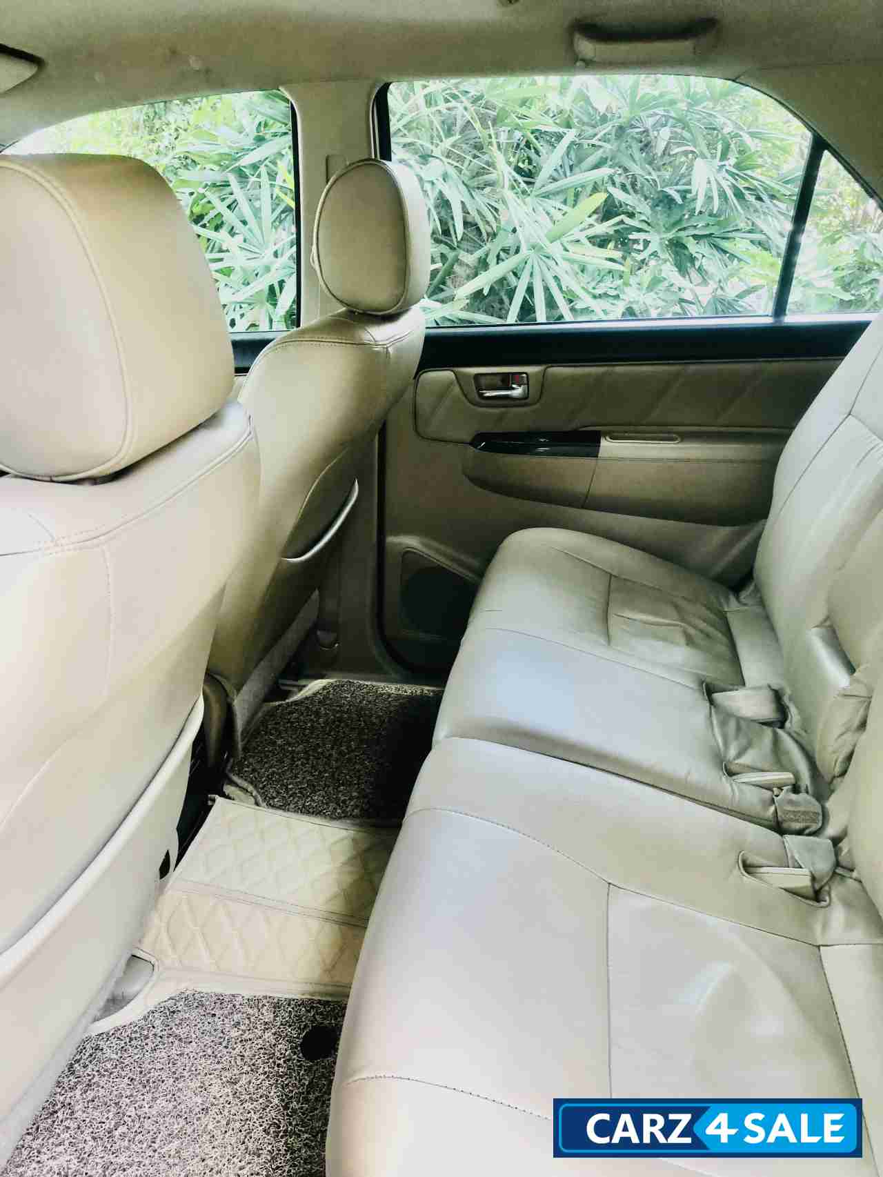 White Toyota Fortuner 3.0 4x2 AT White Toyota Fortuner 3.0 4x2 AT