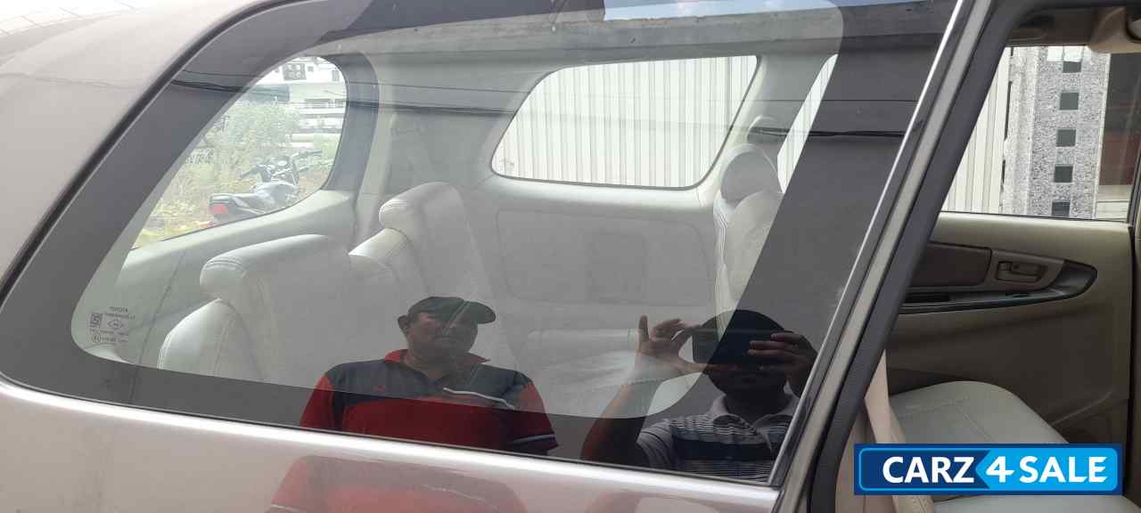 Toyota Innova 2.5 G 8 STR BS-IV Toyota Innova 2.5 G 8 STR BS-IV