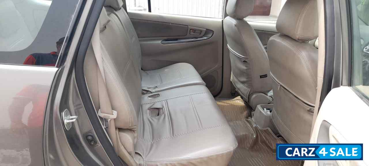 Toyota Innova 2.5 G 8 STR BS-IV Toyota Innova 2.5 G 8 STR BS-IV