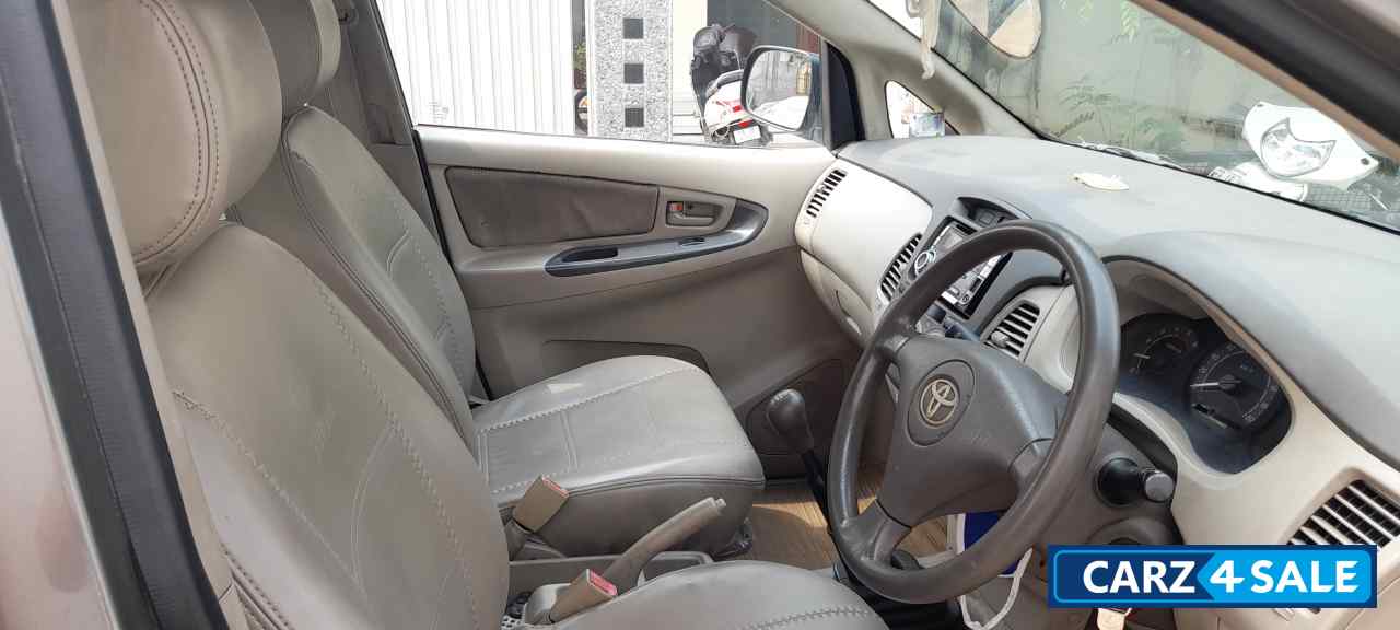 Toyota Innova 2.5 G 8 STR BS-IV Toyota Innova 2.5 G 8 STR BS-IV